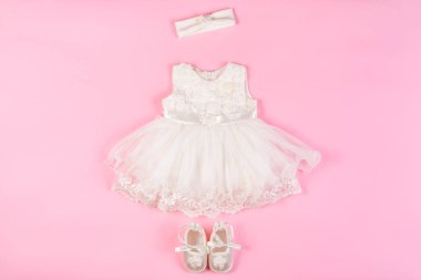 Güzel bebek elbise ile izole bir pembe patik