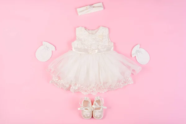 Belle Robe Bébé Avec Chaussons Gants Isolés Sur Fond Rose — Photo