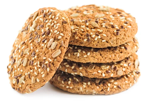 Yulaf ezmeli kurabiye ayçiçeği tohumu, keten tohumu ve susam tohumu ile serpilir. Beyaz bir arka plan üzerinde izole sağlıklı hamur işleri