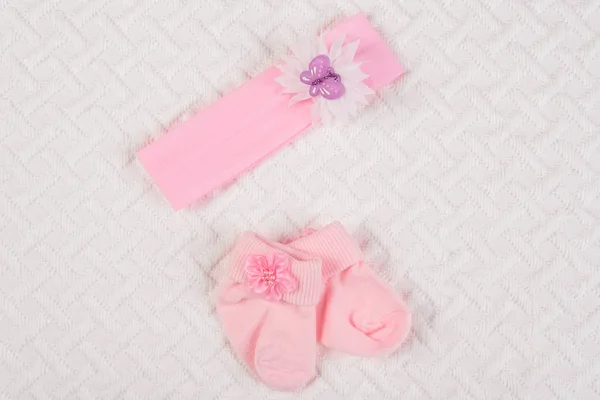 白い毛布の赤ちゃん靴下と新生児用ヘアーバンドの平面図です コピーのテキストのための領域 — ストック写真