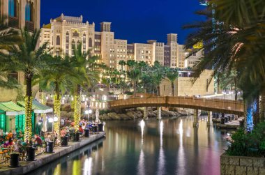 Geceleri beş yıldızlı lüks otel