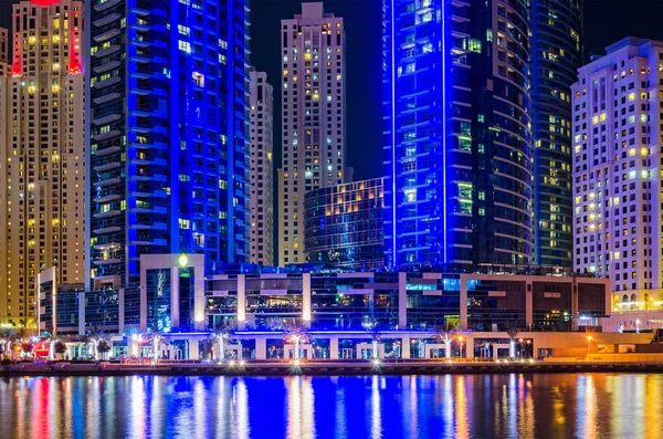 Skyline de la ciudad moderna por la noche —  Fotos de Stock