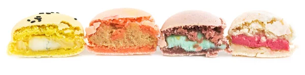 Franska söta kakor macaroons i rad skär i halvor — Stockfoto