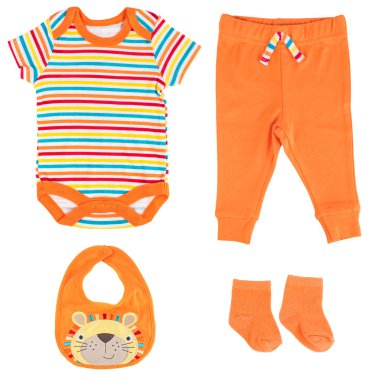 bebek kıyafetleri beyazda izole edilmiş