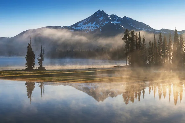 霧の朝の湖水の山の反射の風光明媚な眺め — ストック写真