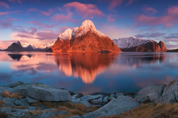 Vista Panorâmica Reflexão Montanha Água Lago Pôr Sol Rosa — Fotografia de Stock
