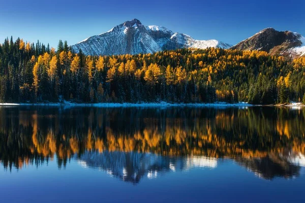 Vista Panorâmica Reflexão Montanha Água Lago — Fotografia de Stock