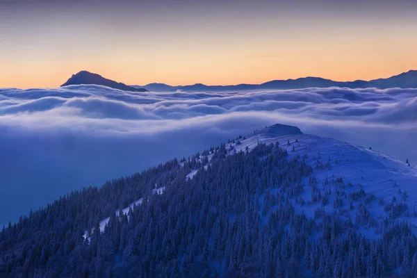 夕暮しの雲の中の山々の風光明媚な眺め — ストック写真
