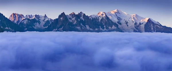 Vista Panorámica Las Montañas Las Nubes Luz Del Sol —  Fotos de Stock