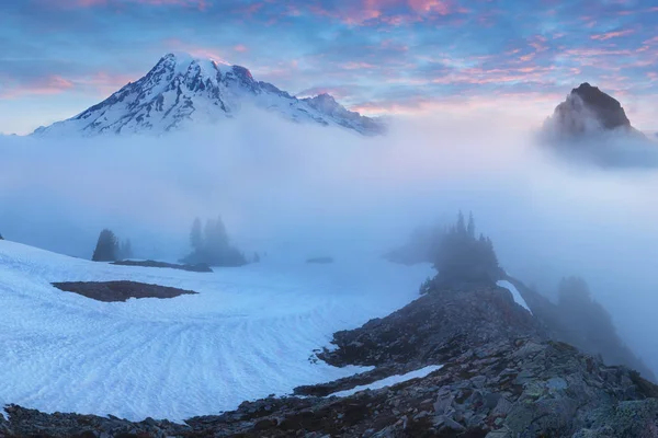 冬の雪の中の岩山の美しい景色 — ストック写真
