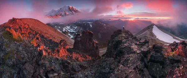 Vista Panorámica Montañas Rocosas Árboles Atardecer — Foto de Stock
