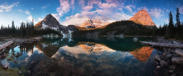 Vista Panorámica Del Paisaje Con Cielo Reflejándose Lago Con Árboles — Foto de Stock