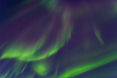 Jokulsarlon buzul lagünü, İzlanda'da aurora borealis doğal görünümü