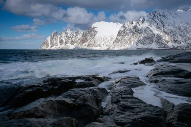 kışın Norveç Alpleri ve deniz manzara