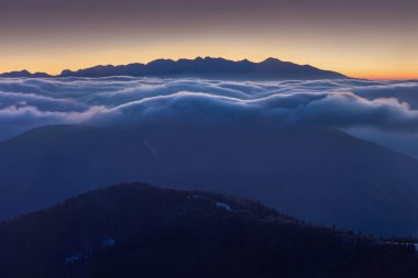 gün batımında bulutlarda dağların doğal görünümü