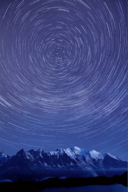 İsviçre Alpleri'nde inanılmaz gece manzarası, Zermatt tatil yeri, Weisshorn, İsviçre