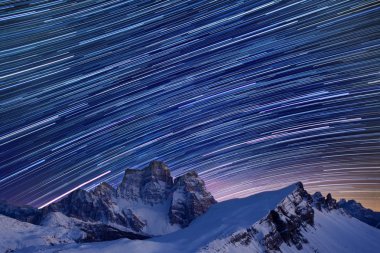 İsviçre Alpleri'nde inanılmaz gece manzarası, Zermatt tatil yeri, Weisshorn, İsviçre