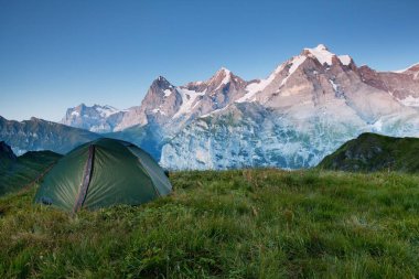 yaz aylarında dağların yakınındaki çadırın manzara görünümü