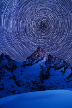 İsviçre Alpleri'nde inanılmaz gece manzarası, Zermatt tatil yeri, Weisshorn, İsviçre
