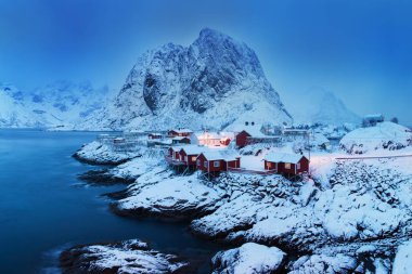 Kışın ışıklı evlerin ve dağların manzara görünümü