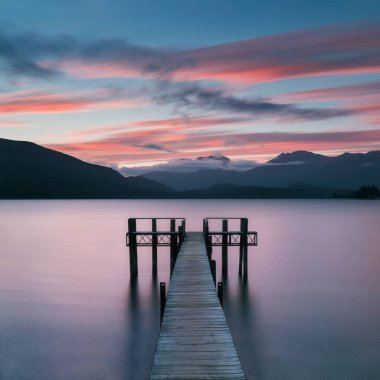 Yeni Zelanda Güney Adası'nda Te Anau romantik iskele, gün doğumunda iskele