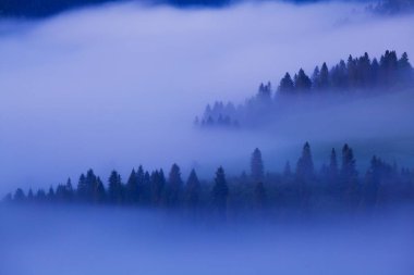 bulutlarda dağların doğal görünümü, seçici odak