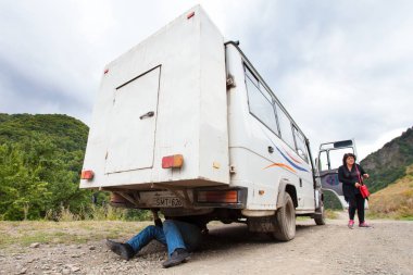 Gürcistan'da yolda insanlarla kamp otobüsü