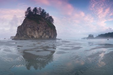 Bulutlar ile gökyüzü altında kayalık dağlar ve deniz manzara