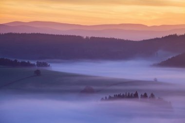güneş ışığında bulutlar da dağların doğal görünümü