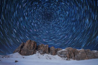 İsviçre Alpleri'nde inanılmaz gece manzarası, Zermatt tatil yeri, Weisshorn, İsviçre