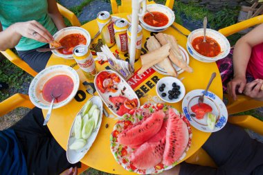 İnsanlar açık havada öğle yemeği, kırpılmış görünüm 