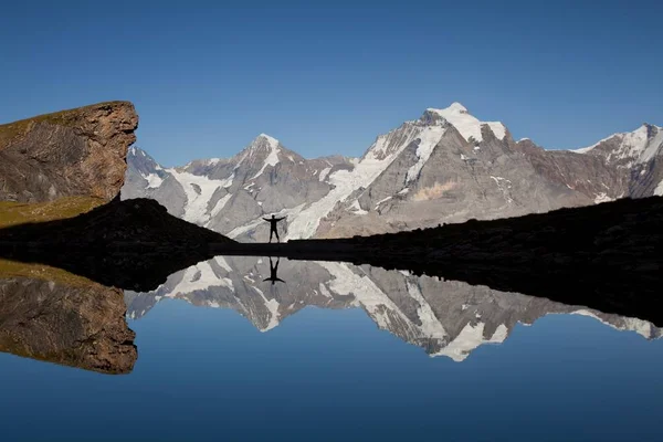 Silueta Ženy Stojící Švýcarských Alpách Oblast Murren Výhledem Eiger Monch — Stock fotografie