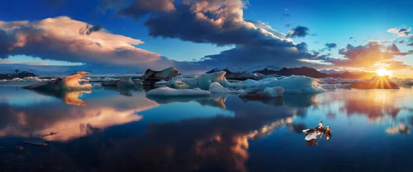 Дивовижні Jokulsarlon Пляж Льодові Скелі Лаві Чорний Пляж Льодовик Лагуна — стокове фото