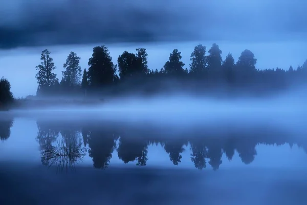 Schilderachtig Uitzicht Bomen Die Reflecteren Water Onder Overgegoten Hemel — Stockfoto