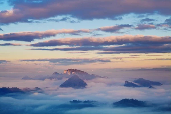 太陽の光の中の雲の中の山々の風光明媚な眺め — ストック写真