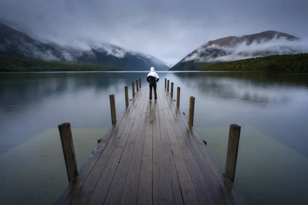 Hombre Muelle Romántico Anau Isla Sur Nueva Zelanda Muelle Amanecer — Foto de Stock