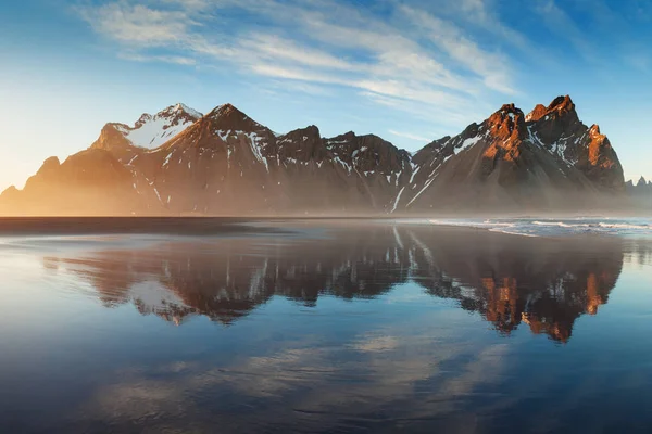 Vista Panorâmica Das Montanhas Refletindo Água — Fotografia de Stock