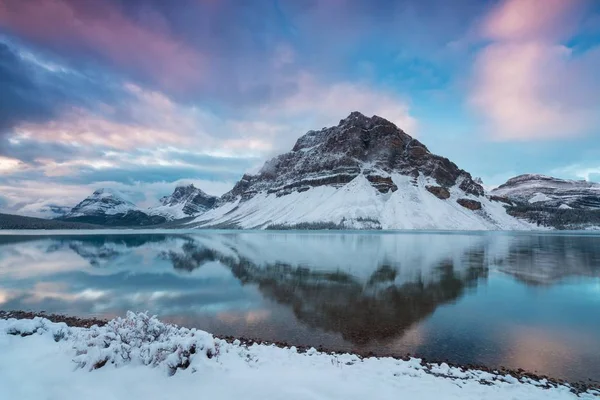 Schilderachtig Uitzicht Bergen Reflecterend Water — Stockfoto