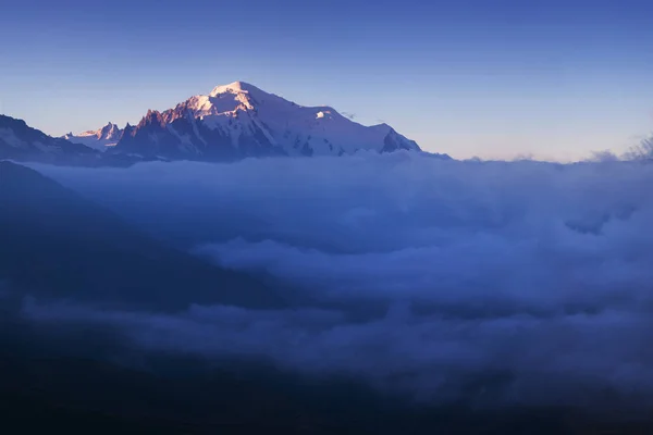 Vista Panoramica Delle Montagne Sotto Nuvole Alla Luce Del Sole — Foto Stock