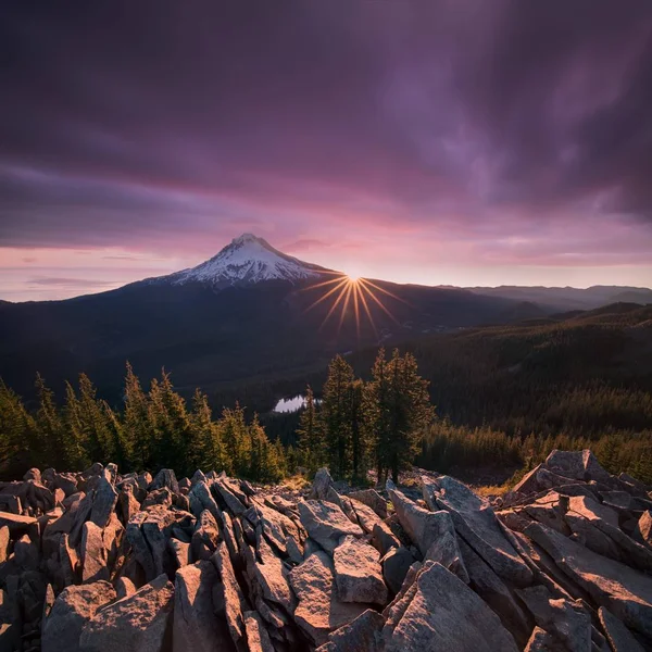 Mount Hood Ulusal Ormanı, Oregon yaz aylarında renkli gün batımında Hood Dağı'nın görkemli görünümü 