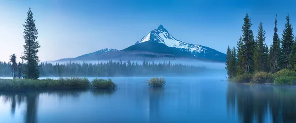 背景に木々と湖に反射する空と風景の風景の風景 — ストック写真