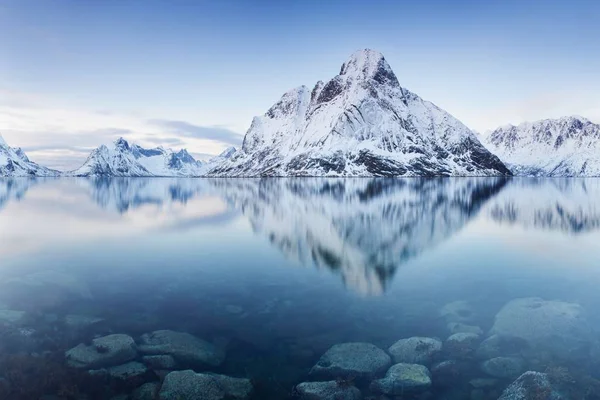 Γραφική Θέα Στη Λίμνη Και Βουνά Στο Χιόνι — Φωτογραφία Αρχείου