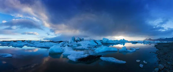 惊人的乔库尔萨隆海滩与冰岩熔岩黑海滩 冰川泻湖乔库尔萨隆 — 图库照片