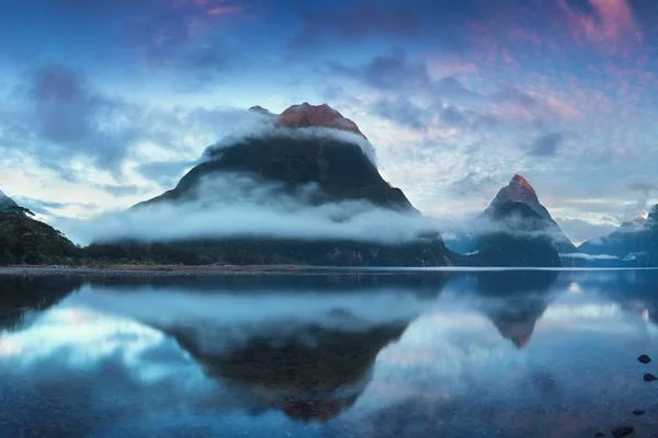 Vista Panorámica Las Montañas Lago Bajo Cielo Nublado —  Fotos de Stock
