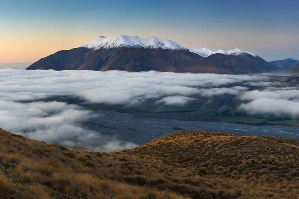 Vista Panorâmica Das Montanhas Nas Nuvens Nascer Sol — Fotografia de Stock