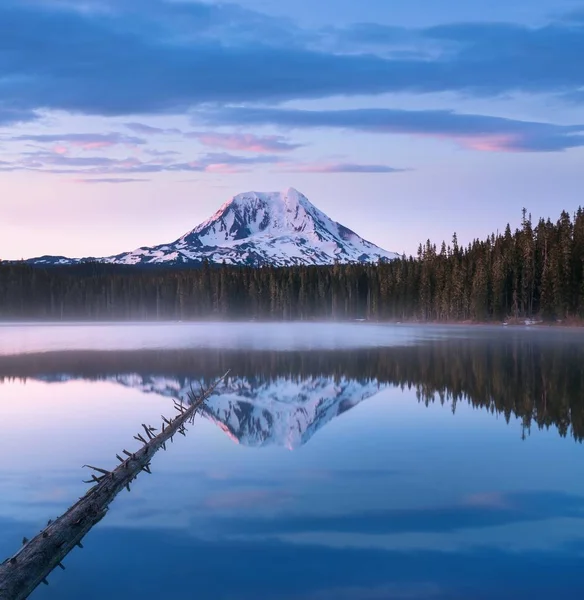 Vista Panorámica Las Montañas Reflejándose Agua — Foto de Stock