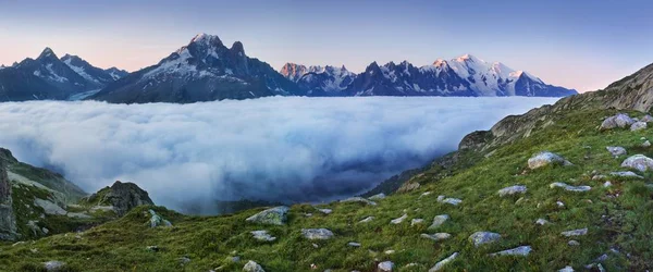 Malerischer Blick Auf Steine Auf Gras Berge Hintergrund — Stockfoto