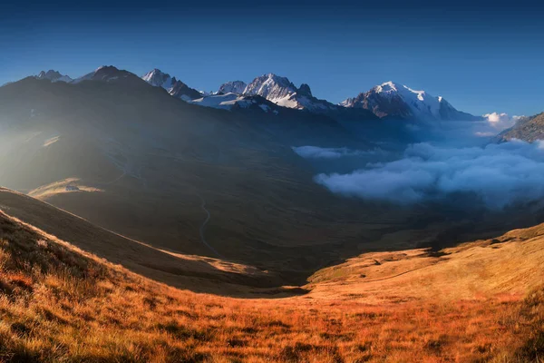 Γραφική Θέα Στα Βουνά Στα Σύννεφα Στο Ηλιακό Φως — Φωτογραφία Αρχείου