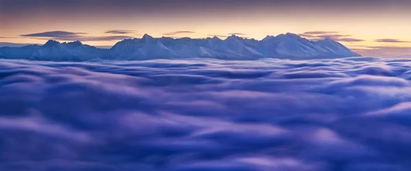 云中雪山的风景 — 图库照片