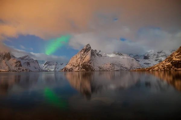 Vista Panorâmica Das Luzes Verdes Norte Sob Montanhas Neve — Fotografia de Stock